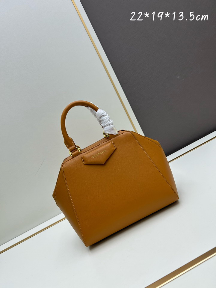Givenchy Antigona 22x19x13.5cm ss1